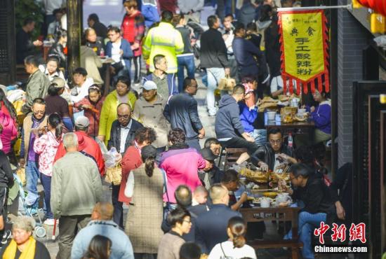 10月7日，国庆假期的最后一天，位于新疆乌鲁木齐市南郊闲来小镇的“宽窄巷子”美食街依然人头攒动，游客络绎不绝。 <a target='_blank' href='http://www.chinanews.com/'>中新社</a>记者 刘新 摄